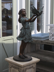 902610 Afbeelding van een bronzen beeldje van een meisje dat een duif loslaat bij de ingang van Parkrestaurant Anafora ...